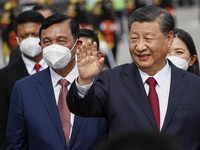 Potret Langka Xi Jinping Tiba di Bali: No Masker-Bareng Istri