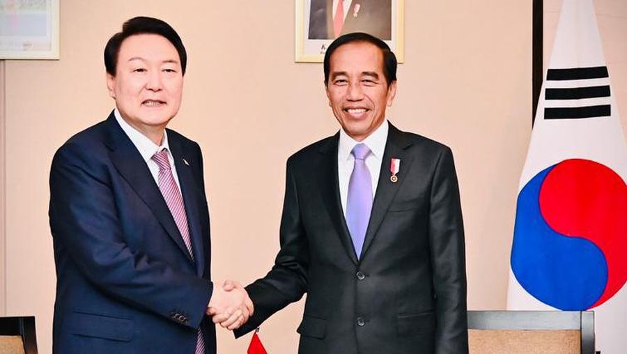 Di sela-sela acara B20, Presiden Joko Widodo menghadiri pertemuan dengan para pengusaha Republik Korea di Bali Nusa Dua Convention Center (BNDCC), Kabupaten Badung, Provinsi Bali, pada Senin, 14 November 2022. Presiden Jokowi tiba di tempat acara bersama Presiden Republik Korea, Yoon Suk-yeol. (Laily Rachev - Biro Pers Sekretariat Presiden)