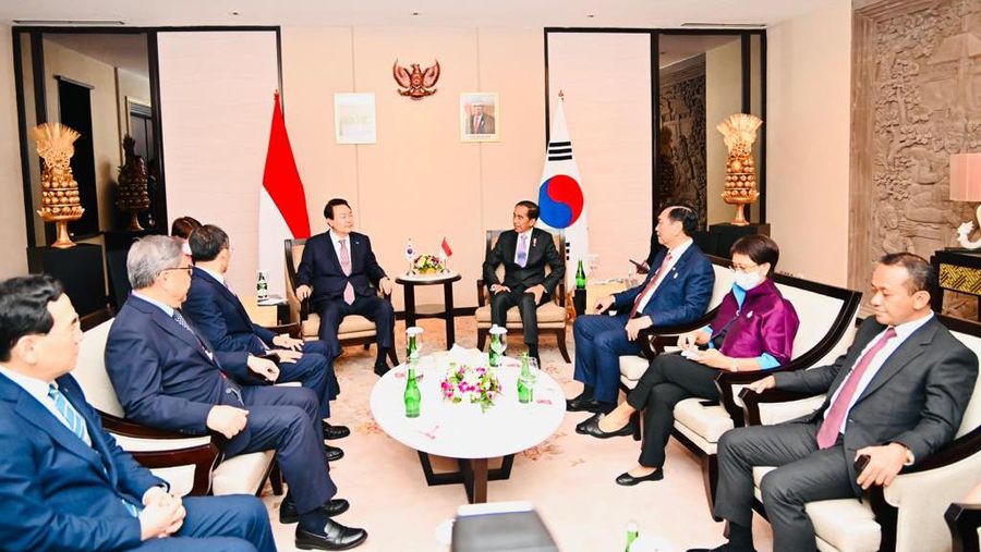 Di sela-sela acara B20, Presiden Joko Widodo menghadiri pertemuan dengan para pengusaha Republik Korea di Bali Nusa Dua Convention Center (BNDCC), Kabupaten Badung, Provinsi Bali, pada Senin, 14 November 2022. Presiden Jokowi tiba di tempat acara bersama Presiden Republik Korea, Yoon Suk-yeol. (Laily Rachev - Biro Pers Sekretariat Presiden)