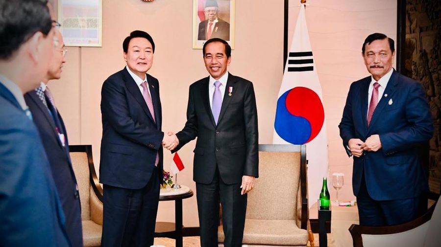 Di sela-sela acara B20, Presiden Joko Widodo menghadiri pertemuan dengan para pengusaha Republik Korea di Bali Nusa Dua Convention Center (BNDCC), Kabupaten Badung, Provinsi Bali, pada Senin, 14 November 2022. Presiden Jokowi tiba di tempat acara bersama Presiden Republik Korea, Yoon Suk-yeol. (Laily Rachev - Biro Pers Sekretariat Presiden)