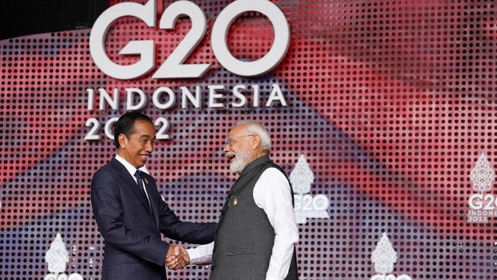 India's Prime Minister Narendra Modi greets Indonesia's President Joko Widodo as he arrives for the G20 leaders' summit in Nusa Dua, Bali, Indonesia, November 15, 2022. REUTERS/Kevin Lamarque/Pool