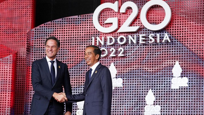 Netherlands's Prime Minister Mark Rutte greets Indonesia's President Joko Widodo as he arrives for the G20 leaders' summit in Nusa Dua, Bali, Indonesia, November 15, 2022. REUTERS/Kevin Lamarque/Pool