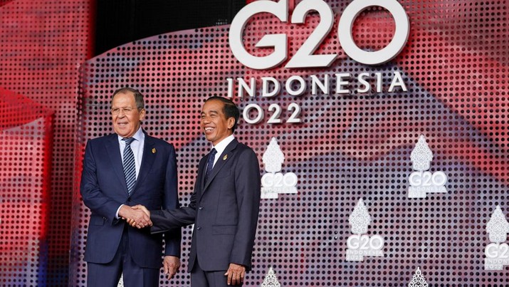 G20-SUMMIT/ Russian Foreign Minister Sergei Lavrov greets Indonesia's President Joko Widodo as he arrives for the G20 leaders' summit in Nusa Dua, Bali, Indonesia, November 15, 2022. REUTERS/Kevin Lamarque/Pool
