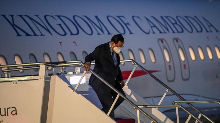 G20-SUMMIT/ Cambodian Prime Minister Hun Sen walks down the stairs of the presidential plane on his arrival at Ngurah Rai International Airport ahead of the G20 Summit in Bali, Indonesia November 14, 2022. M Risyal Hidayat/G20 Media Center/Handout via REUTERS THIS IMAGE HAS BEEN SUPPLIED BY A THIRD PARTY. MANDATORY CREDIT.