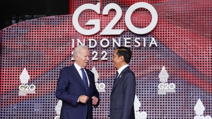 U.S. President Joe Biden greets Indonesia's President Joko Widodo as he arrives for the G20 leaders' summit in Nusa Dua, Bali, Indonesia, November 15, 2022. REUTERS/Kevin Lamarque/Pool