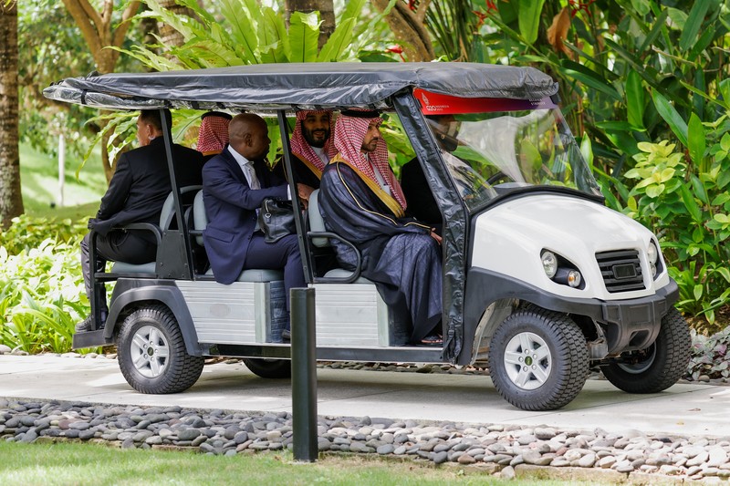 Presiden RI Jokowi bersama Raja Arab Mohammed bin Salman di KTT g20 Bali, Indonesia (Tangkapan Layar Youtube)