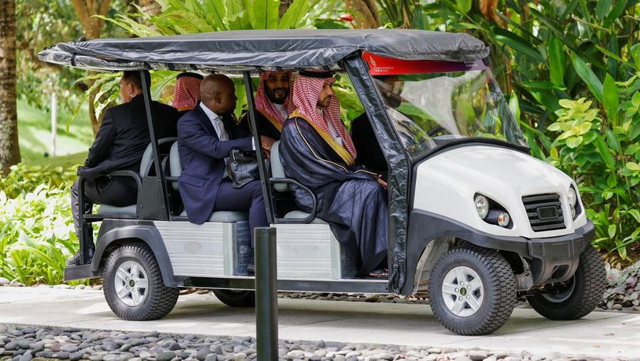 Presiden RI Jokowi bersama Raja Arab Mohammed bin Salman di KTT g20 Bali, Indonesia (Tangkapan Layar Youtube)