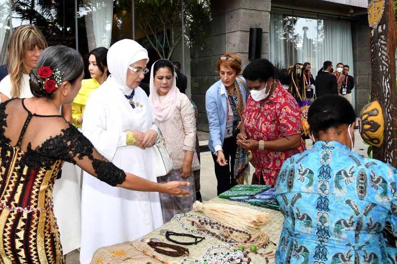 Ibu Iriana Joko Widodo melakukan pertemuan dengan para pendamping pemimpin negara-negara G20. (Foto: Lukas - Biro Pers Sekretariat Presiden)
