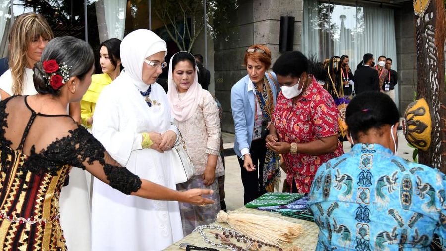 Ibu Iriana Joko Widodo melakukan pertemuan dengan para pendamping pemimpin negara-negara G20. (Foto: Lukas - Biro Pers Sekretariat Presiden)