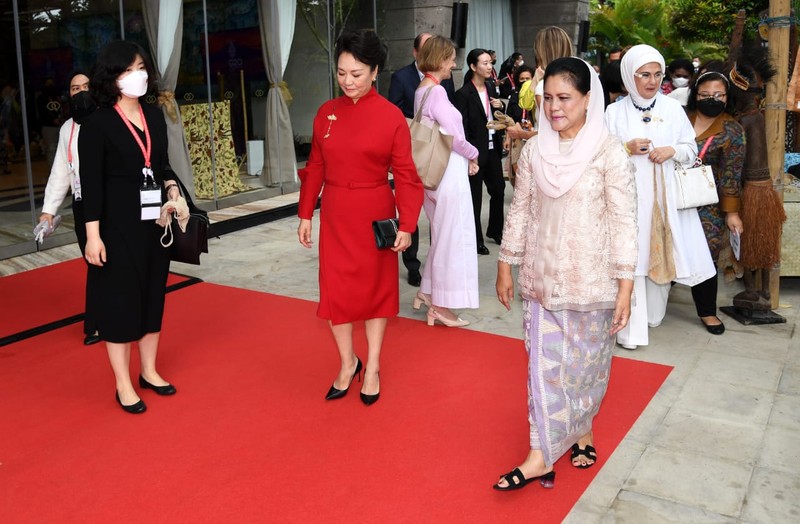 Ibu Iriana Joko Widodo melakukan pertemuan dengan para pendamping pemimpin negara-negara G20. (Foto: Lukas - Biro Pers Sekretariat Presiden)
