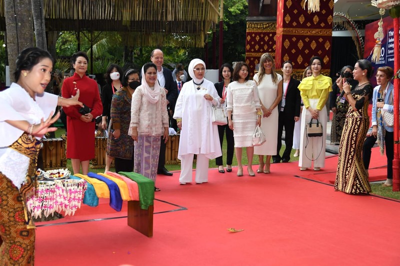 Ibu Iriana Joko Widodo melakukan pertemuan dengan para pendamping pemimpin negara-negara G20. (Foto: Lukas - Biro Pers Sekretariat Presiden)