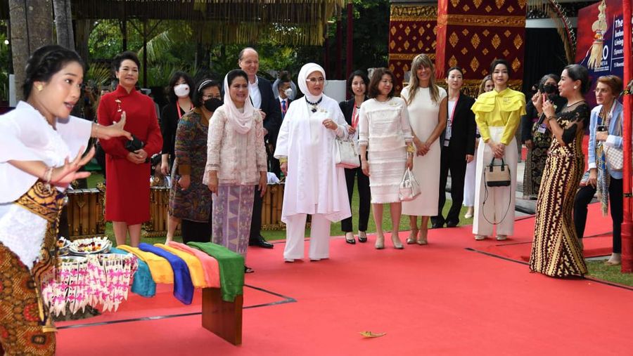 Ibu Iriana Joko Widodo melakukan pertemuan dengan para pendamping pemimpin negara-negara G20. (Foto: Lukas - Biro Pers Sekretariat Presiden)