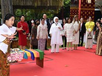 Potret Iriana Jalan Sore Bersama Pendamping Biden-Jinping Cs