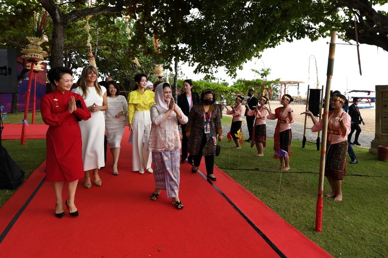 Ibu Iriana Joko Widodo melakukan pertemuan dengan para pendamping pemimpin negara-negara G20. (Foto: Lukas - Biro Pers Sekretariat Presiden)