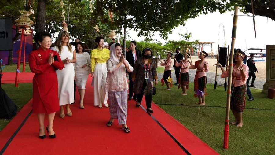 Ibu Iriana Joko Widodo melakukan pertemuan dengan para pendamping pemimpin negara-negara G20. (Foto: Lukas - Biro Pers Sekretariat Presiden)