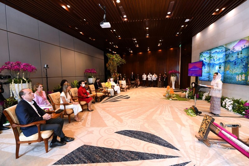 Ibu Iriana Joko Widodo melakukan pertemuan dengan para pendamping pemimpin negara-negara G20. (Foto: Lukas - Biro Pers Sekretariat Presiden)