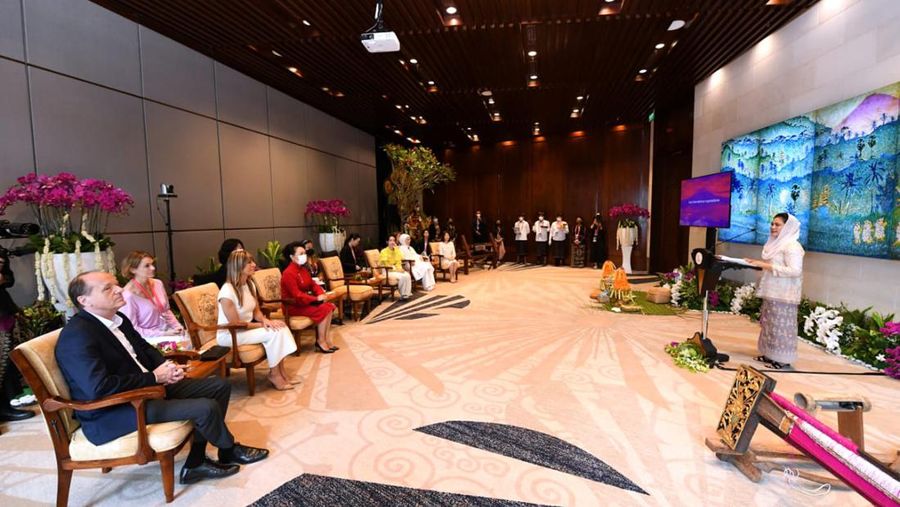 Ibu Iriana Joko Widodo melakukan pertemuan dengan para pendamping pemimpin negara-negara G20. (Foto: Lukas - Biro Pers Sekretariat Presiden)