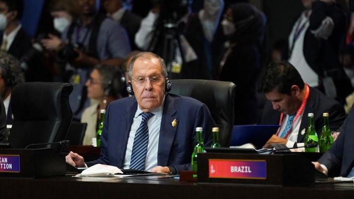 Russian Foreign Minister Sergei Lavrov attends the first working session of the G20 leaders' summit in Bali, Indonesia, November 15, 2022.  REUTERS/Kevin Lamarque/Pool