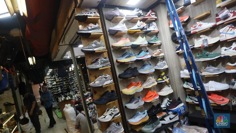 Pasar Taman Puring yang sebagian besarnya menjual sepatu kini pamornya mulai redup karena sepinya pembeli. (CNBC Indonesia/Andrean Kristianto)