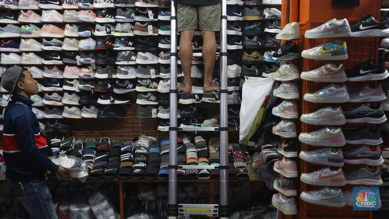 Pasar Taman Puring yang sebagian besarnya menjual sepatu kini pamornya mulai redup karena sepinya pembeli. (CNBC Indonesia/Andrean Kristianto)