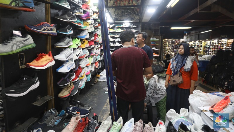 Pasar Taman Puring yang sebagian besarnya menjual sepatu kini pamornya mulai redup karena sepinya pembeli. Pasar Taman Puring yang sebagian besarnya menjual sepatu kini pamornya mulai redup karena sepinya pembeli. (CNBC Indonesia/Andrean Kristianto)