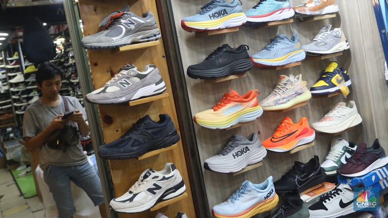 Pasar Taman Puring yang sebagian besarnya menjual sepatu kini pamornya mulai redup karena sepinya pembeli. Pasar Taman Puring yang sebagian besarnya menjual sepatu kini pamornya mulai redup karena sepinya pembeli. (CNBC Indonesia/Andrean Kristianto)