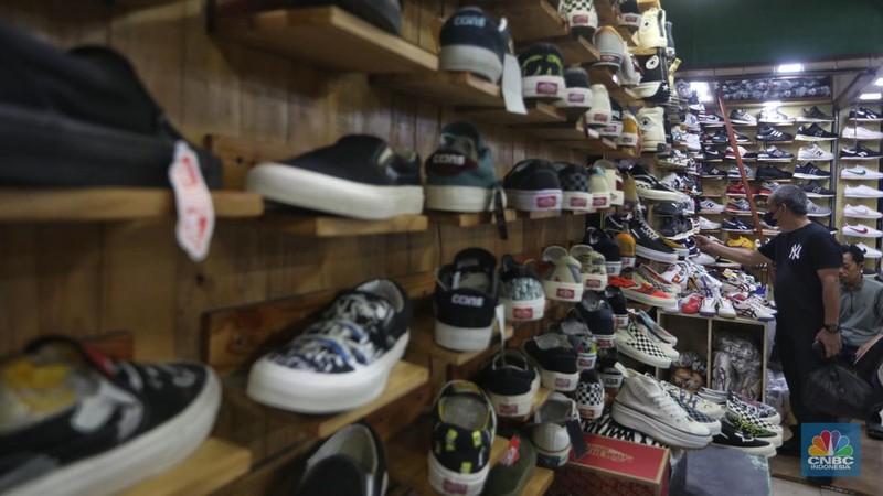 Pasar Taman Puring yang sebagian besarnya menjual sepatu kini pamornya mulai redup karena sepinya pembeli. (CNBC Indonesia/Andrean Kristianto)