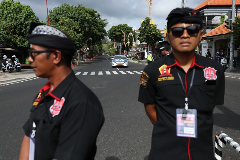 Pecalang turut mengamankan rangkaian kegiatan KTT G20 di Nusa Dua Bali, Selasa (15/11/2022). (Cnbc Indonesia/Tri Susilo) Pecalang turut mengamankan rangkaian kegiatan KTT G20 di Nusa Dua Bali, Selasa (15/11/2022). (Cnbc Indonesia/Tri Susilo)