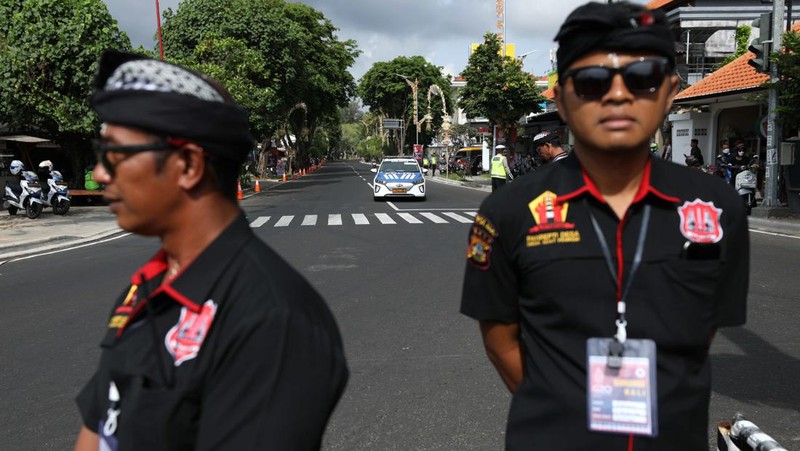 Pecalang turut mengamankan rangkaian kegiatan KTT  G20 di Nusa Dua Bali, Selasa (15/11/2022). (Cnbc Indonesia/Tri Susilo)