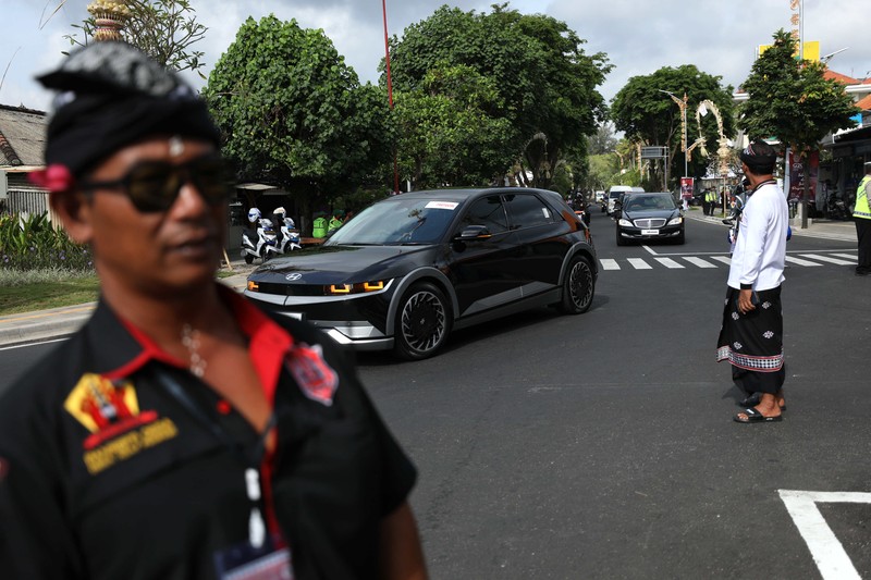 Pecalang turut mengamankan rangkaian kegiatan KTT G20 di Nusa Dua Bali, Selasa (15/11/2022). (Cnbc Indonesia/Tri Susilo) Pecalang turut mengamankan rangkaian kegiatan KTT G20 di Nusa Dua Bali, Selasa (15/11/2022). (Cnbc Indonesia/Tri Susilo)