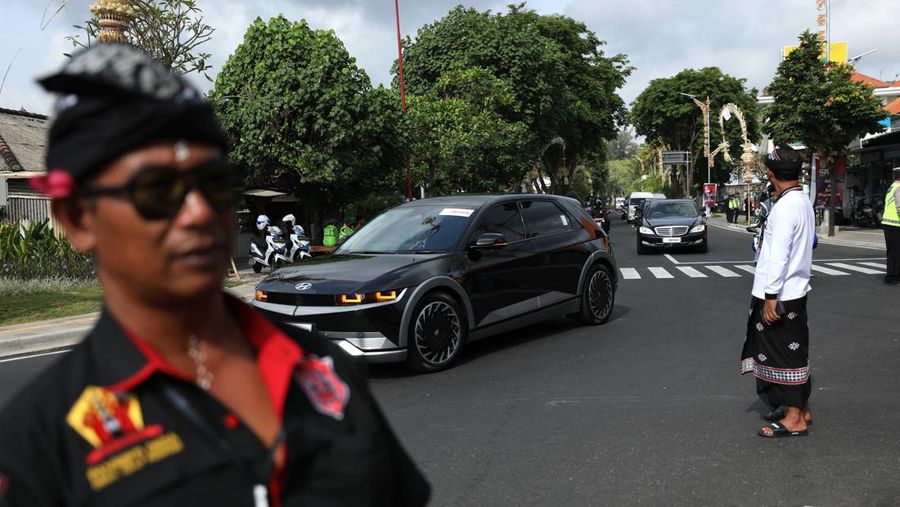 Pecalang turut mengamankan rangkaian kegiatan KTT  G20 di Nusa Dua Bali, Selasa (15/11/2022). (Cnbc Indonesia/Tri Susilo)