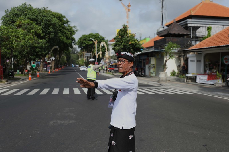 Pecalang turut mengamankan rangkaian kegiatan KTT G20 di Nusa Dua Bali, Selasa (15/11/2022). (Cnbc Indonesia/Tri Susilo) Pecalang turut mengamankan rangkaian kegiatan KTT G20 di Nusa Dua Bali, Selasa (15/11/2022). (Cnbc Indonesia/Tri Susilo)
