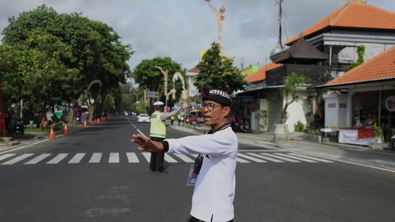 Pecalang turut mengamankan rangkaian kegiatan KTT  G20 di Nusa Dua Bali, Selasa (15/11/2022). (Cnbc Indonesia/Tri Susilo)