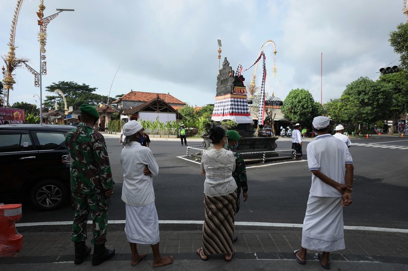 Pecalang turut mengamankan rangkaian kegiatan KTT G20 di Nusa Dua Bali, Selasa (15/11/2022). (Cnbc Indonesia/Tri Susilo) Pecalang turut mengamankan rangkaian kegiatan KTT G20 di Nusa Dua Bali, Selasa (15/11/2022). (Cnbc Indonesia/Tri Susilo)