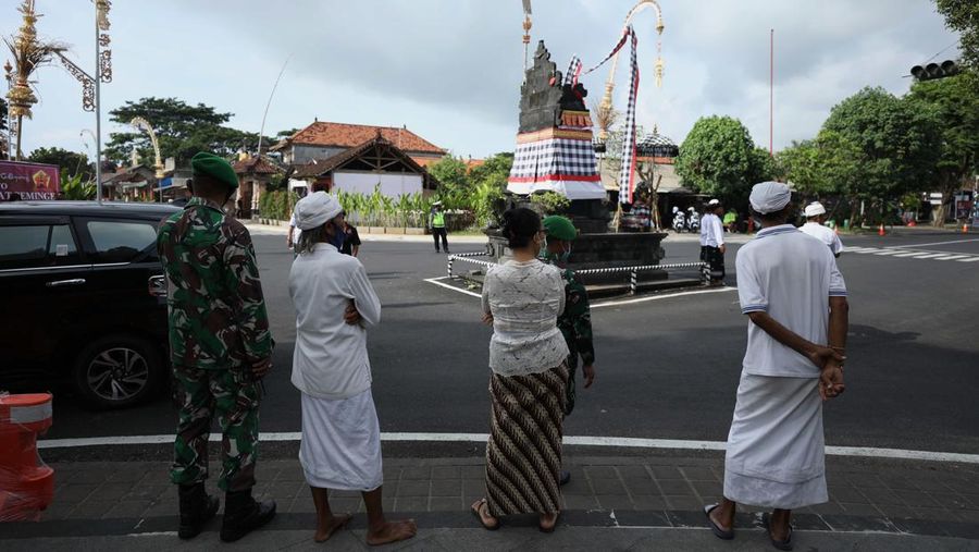 Pecalang turut mengamankan rangkaian kegiatan KTT  G20 di Nusa Dua Bali, Selasa (15/11/2022). (Cnbc Indonesia/Tri Susilo)