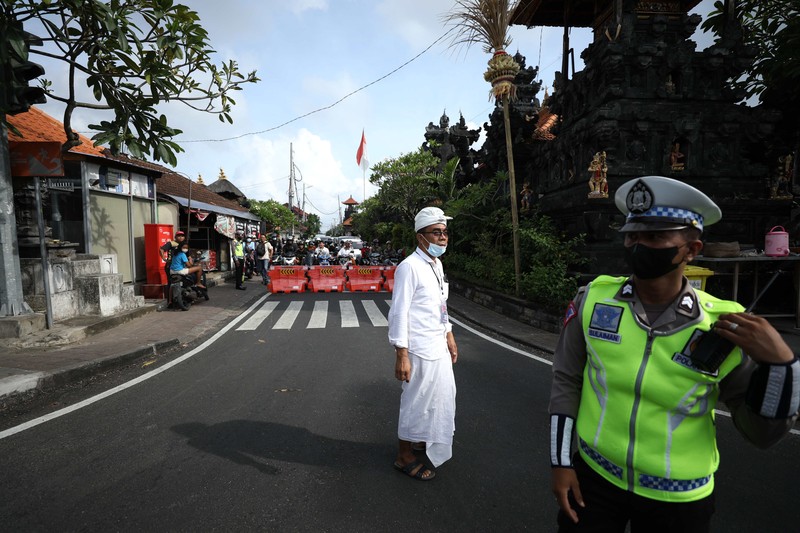Pecalang turut mengamankan rangkaian kegiatan KTT G20 di Nusa Dua Bali, Selasa (15/11/2022). (Cnbc Indonesia/Tri Susilo) Pecalang turut mengamankan rangkaian kegiatan KTT G20 di Nusa Dua Bali, Selasa (15/11/2022). (Cnbc Indonesia/Tri Susilo)