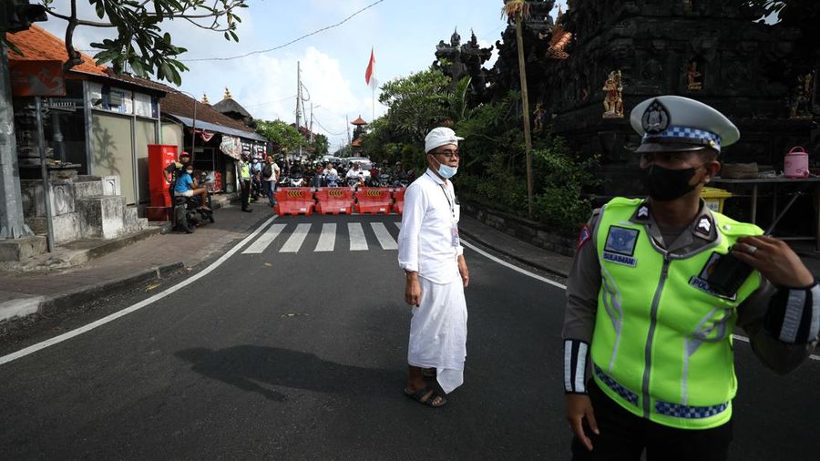 Pecalang turut mengamankan rangkaian kegiatan KTT  G20 di Nusa Dua Bali, Selasa (15/11/2022). (Cnbc Indonesia/Tri Susilo)