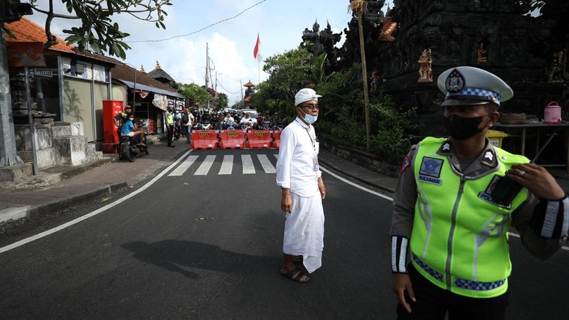 Pecalang turut mengamankan rangkaian kegiatan KTT  G20 di Nusa Dua Bali, Selasa (15/11/2022). (Cnbc Indonesia/Tri Susilo)