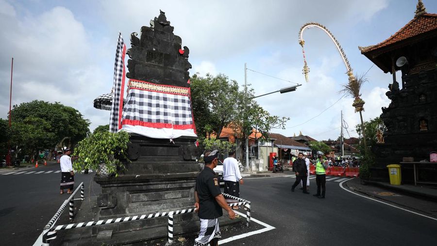 Pecalang turut mengamankan rangkaian kegiatan KTT  G20 di Nusa Dua Bali, Selasa (15/11/2022). (Cnbc Indonesia/Tri Susilo)
