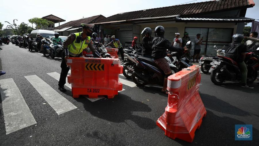 Petugas kepolisan menutup Jl.Utama I Gusti Ngurah Rai, Badung, Bali pada Selasa (15/11/2022). Korp Lalu Lintas (Korlantas) Polri melakukan penutupan dan pengalihan arus lalu lintas (lalin) di sejumlah ruas jalan di Bali, hari ini. (CNBC Indonesia/Tri Susilo)