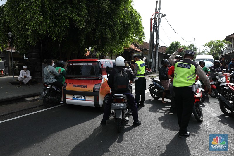 Petugas kepolisan menutup Jl.Utama I Gusti Ngurah Rai, Badung, Bali pada Selasa (15/11/2022). Korp Lalu Lintas (Korlantas) Polri melakukan penutupan dan pengalihan arus lalu lintas (lalin) di sejumlah ruas jalan di Bali, hari ini. (CNBC Indonesia/Tri Susilo)
