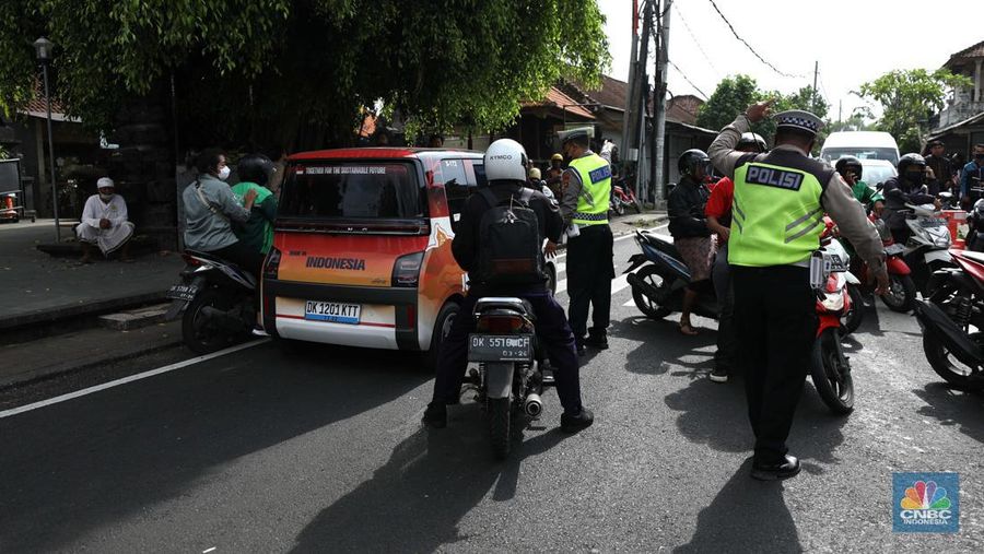 Petugas kepolisan menutup Jl.Utama I Gusti Ngurah Rai, Badung, Bali pada Selasa (15/11/2022). Korp Lalu Lintas (Korlantas) Polri melakukan penutupan dan pengalihan arus lalu lintas (lalin) di sejumlah ruas jalan di Bali, hari ini. (CNBC Indonesia/Tri Susilo)