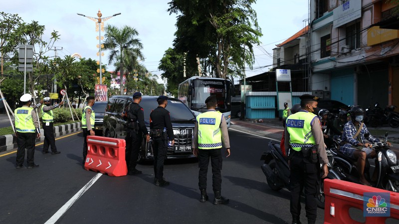 Petugas kepolisan menutup Jl.Utama I Gusti Ngurah Rai, Badung, Bali pada Selasa (15/11/2022). Korp Lalu Lintas (Korlantas) Polri melakukan penutupan dan pengalihan arus lalu lintas (lalin) di sejumlah ruas jalan di Bali, hari ini. (CNBC Indonesia/Tri Susilo)