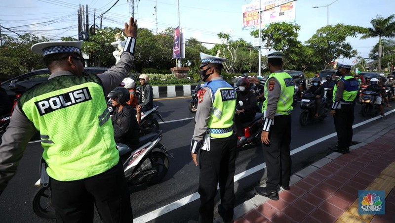 Petugas kepolisan menutup Jl.Utama I Gusti Ngurah Rai, Badung, Bali pada Selasa (15/11/2022). Korp Lalu Lintas (Korlantas) Polri melakukan penutupan dan pengalihan arus lalu lintas (lalin) di sejumlah ruas jalan di Bali, hari ini. (CNBC Indonesia/Tri Susilo)