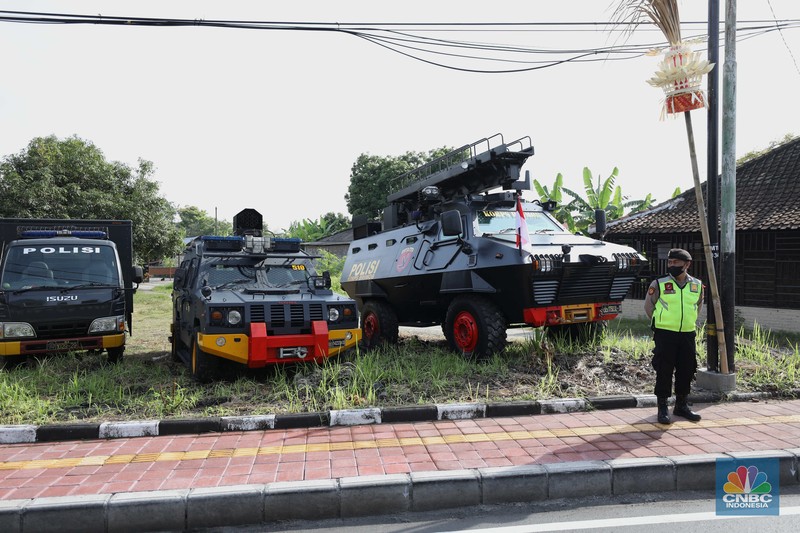 Petugas kepolisan menutup Jl.Utama I Gusti Ngurah Rai, Badung, Bali pada Selasa (15/11/2022). Korp Lalu Lintas (Korlantas) Polri melakukan penutupan dan pengalihan arus lalu lintas (lalin) di sejumlah ruas jalan di Bali, hari ini. (CNBC Indonesia/Tri Susilo)
