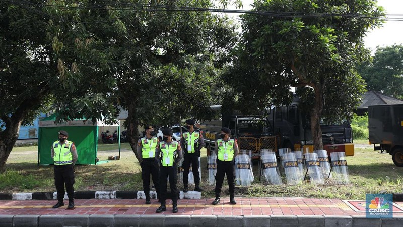 Petugas kepolisan menutup Jl.Utama I Gusti Ngurah Rai, Badung, Bali pada Selasa (15/11/2022). Korp Lalu Lintas (Korlantas) Polri melakukan penutupan dan pengalihan arus lalu lintas (lalin) di sejumlah ruas jalan di Bali, hari ini. (CNBC Indonesia/Tri Susilo)