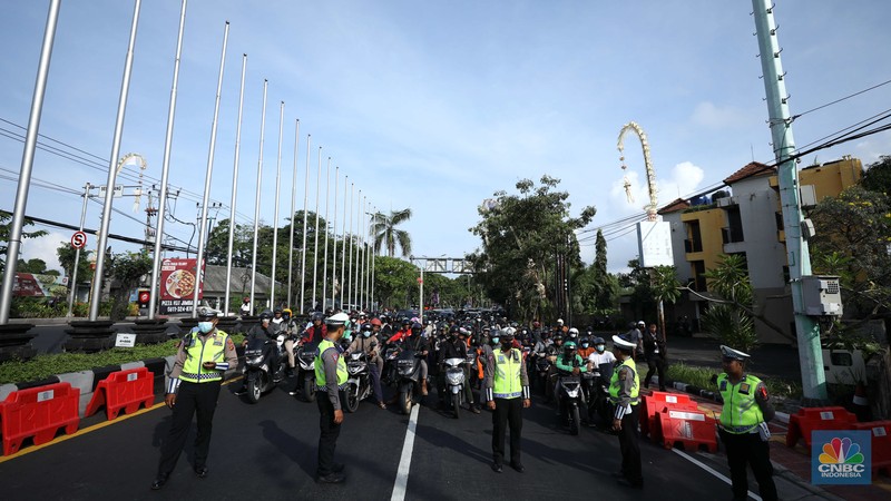 Petugas kepolisan menutup Jl.Utama I Gusti Ngurah Rai, Badung, Bali pada Selasa (15/11/2022). Korp Lalu Lintas (Korlantas) Polri melakukan penutupan dan pengalihan arus lalu lintas (lalin) di sejumlah ruas jalan di Bali, hari ini. (CNBC Indonesia/Tri Susilo) Petugas kepolisan menutup Jl.Utama I Gusti Ngurah Rai, Badung, Bali pada Selasa (15/11/2022). Korp Lalu Lintas (Korlantas) Polri melakukan penutupan dan pengalihan arus lalu lintas (lalin) di sejumlah ruas jalan di Bali, hari ini. (CNBC Indonesia/Tri Susilo)