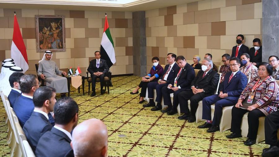 Presiden Joko Widodo bertemu dengan Presiden Persatuan Emirat Arab (PEA) Sheikh Mohammed bin Zayed Al Nahyan (MBZ) di sela-sela acara B20 Summit di Bali Nusa Dua Convention Center (BNDCC), Kabupaten Badung, Senin, 14 November 2022. (Rusman - Biro Pers Sekretariat Presiden)
