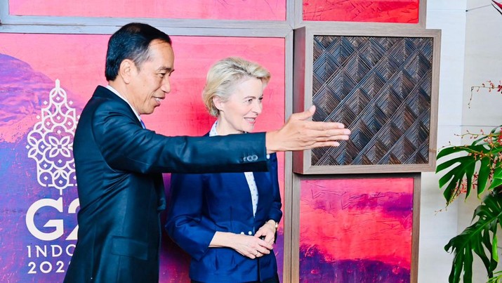 Presiden Jokowi mendorong agar perundingan kerja sama Indonesia–Uni Eropa melalui Comprehensive Economic Partnership Agreement (CEPA) dapat mengalami kemajuan yang signifikan. Hal itu disampaikannya saat bertemu dengan Presiden Komisi Eropa, Ursula Von Der Leyen, di The Apurva Kempinski Bali, Senin, 14 November 2022. (Laily Rachev - Biro Pers Sekretariat Presiden) Presiden Jokowi mendorong agar perundingan kerja sama Indonesia–Uni Eropa melalui Comprehensive Economic Partnership Agreement (CEPA) dapat mengalami kemajuan yang signifikan. Hal itu disampaikannya saat bertemu dengan Presiden Komisi Eropa, Ursula Von Der Leyen, di The Apurva Kempinski Bali, Senin, 14 November 2022. (Laily Rachev - Biro Pers Sekretariat Presiden)