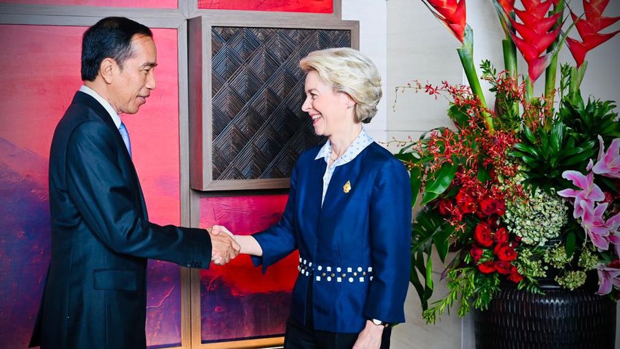 Presiden Jokowi mendorong agar perundingan kerja sama Indonesia–Uni Eropa melalui Comprehensive Economic Partnership Agreement (CEPA) dapat mengalami kemajuan yang signifikan. Hal itu disampaikannya saat bertemu dengan Presiden Komisi Eropa, Ursula Von Der Leyen, di The Apurva Kempinski Bali, Senin, 14 November 2022. (Laily Rachev - Biro Pers Sekretariat Presiden)